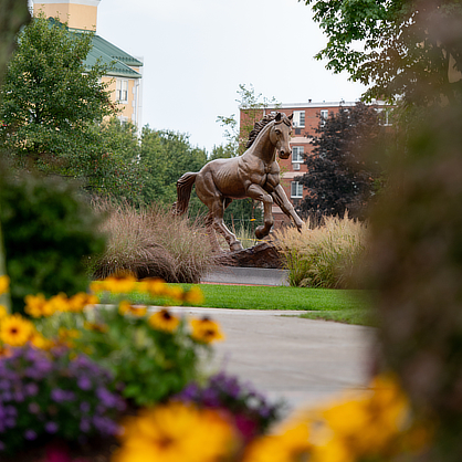 Charger statue