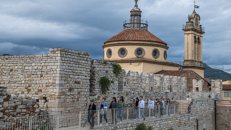 Prof. Jamie Slenker leads her students on a tour of Castello dell/U+0026#x27;Imperatore in Prato.