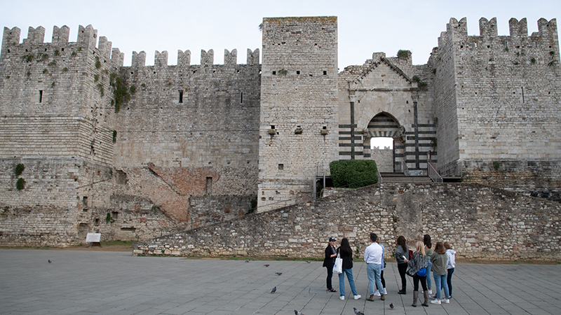 Prof. Jamie Slenker (left) leads a discussion with her students outside Castello dell/U+0026#x27;Imperatore.
