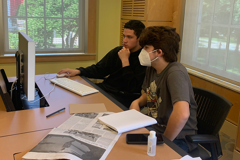 Giovanni Lavado (left) and Jorge Olivera edit their news story.