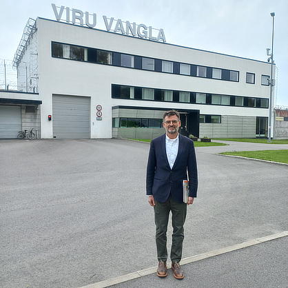 Professor Woodworth in front of the Viru Prison following his lecture.