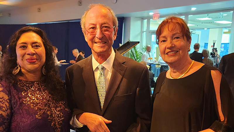 Ranjana Maitra /U+0026#x27;91 MBA (left) and former University President Steven Kaplan, Ph.D., and Anemone Kaplan. 