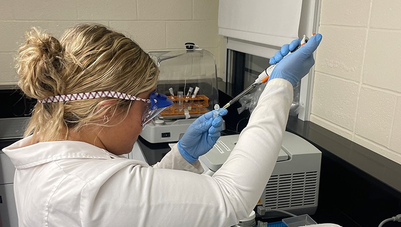 Madison Liguori ’23 in the laboratory.