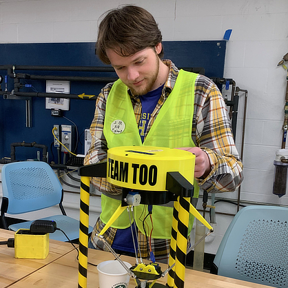 Ian Robinson ’23 with /U+0026#x27;Daryl the Delta Robot./U+0026#x27;