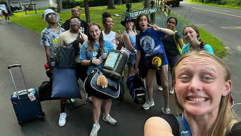 Beatrice Glaviano ’26 (center, in blue) served as a mentor as part of the FLEx program.