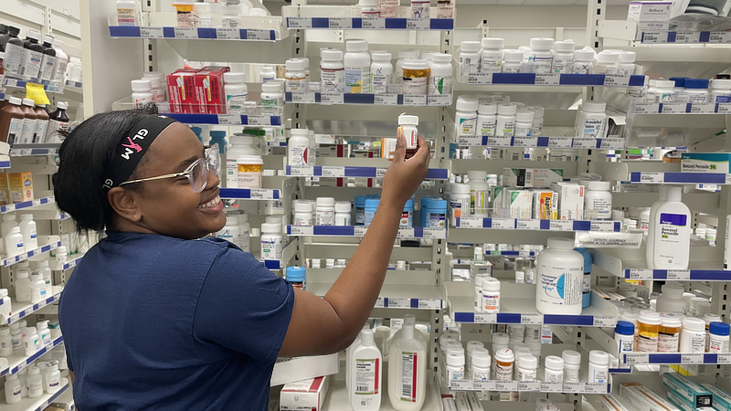 Simoy Dinnall ’25 at Walgreens