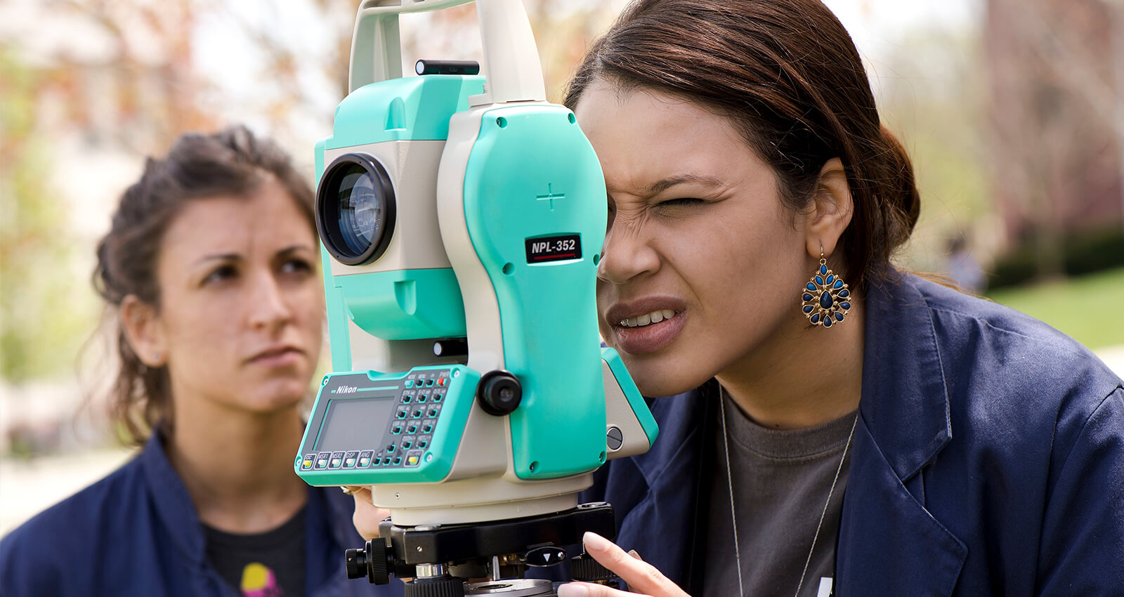 Student using forensic tools