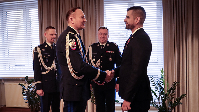 Patryk Jaroszkiewicz '16, '20 M.S. (right) with General Cezary Luba, director of Poland’s Centralne Biuro Śledcze Policji (CBŚP) (left).