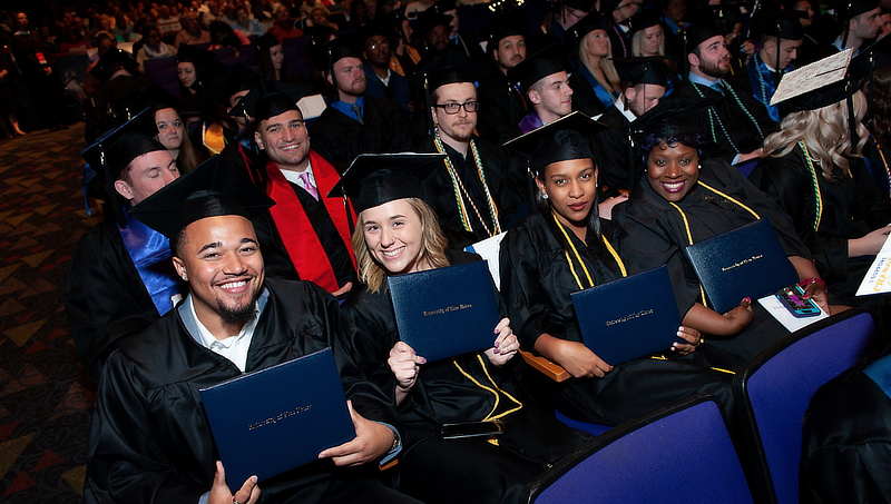 Image of graduating class of 2019