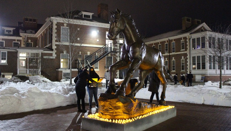 Charger statue vigil.