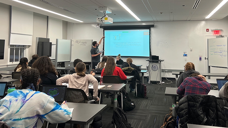 Learning Assistant David Wolf ’23, a forensic science major, leads a study session.