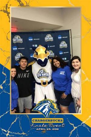 Image of Jennifer Malson ’22, Alejandro Arango ’22, Charlie, Nadine Bourne ’22, and Alyssa Stamets ’22.
