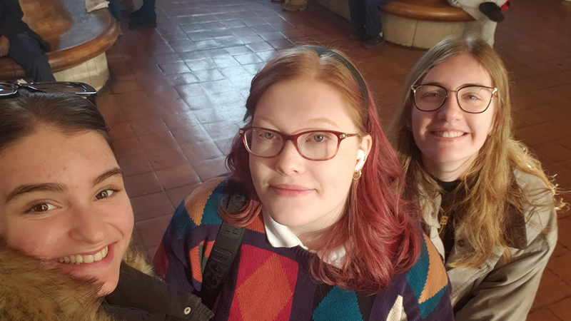 Beatrice Glaviano ’26 (left) with her friends.