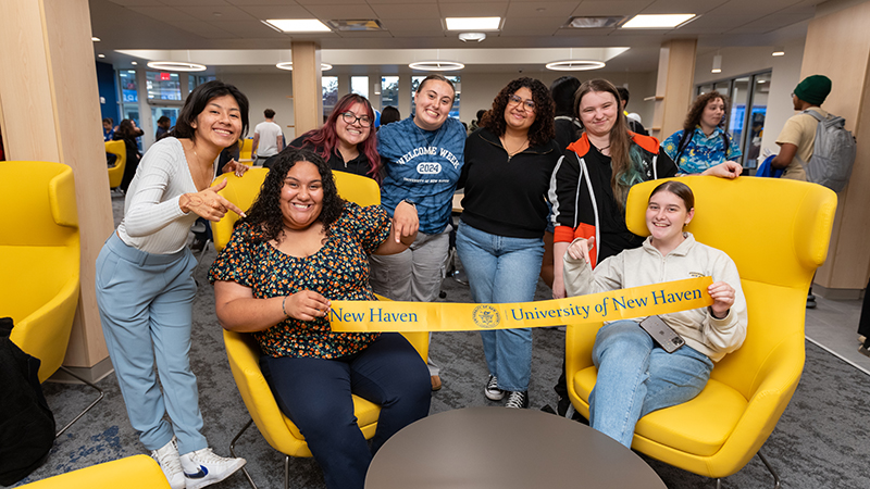 Darby Brown /U+0026#x27;25 (second from left) and fellow students in new Commuter Lounge