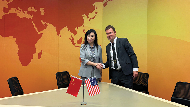 President Frederiksen shakes hands with a representative of China.