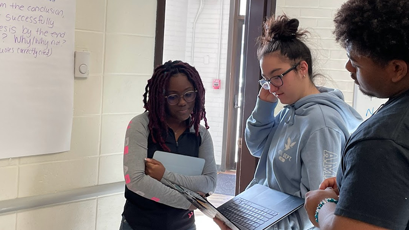 Shana-Kay Hyde ’27 collaborating with group for a seminar.