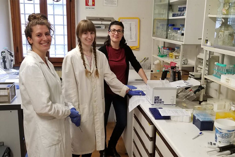 Tuscany students in lab